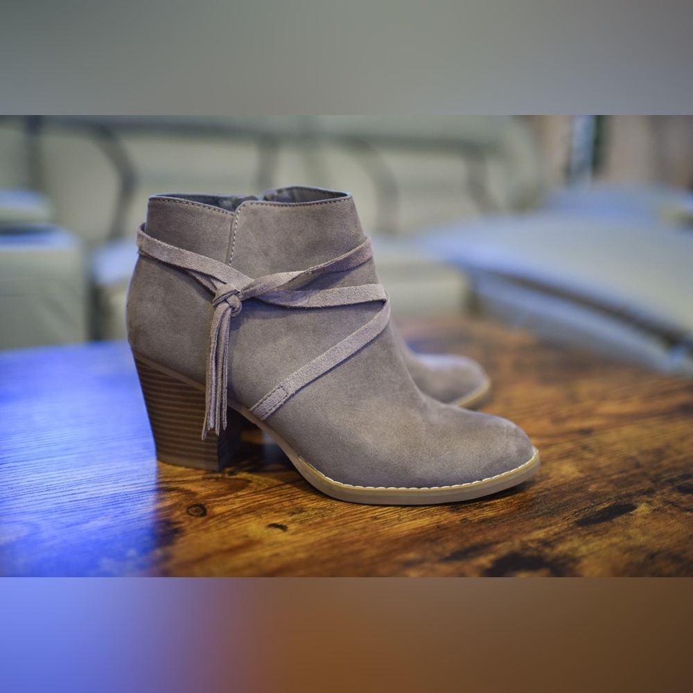 Express, Booties, color grey, size 8